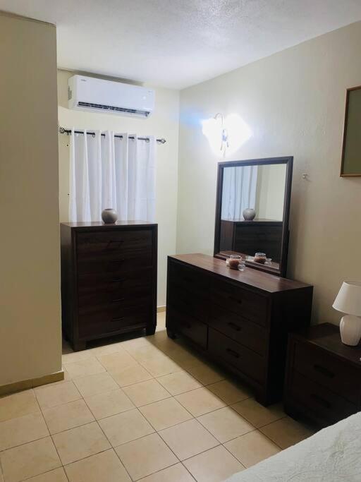 Club Caribbean Apartments ランアウェイ・ベイ エクステリア 写真