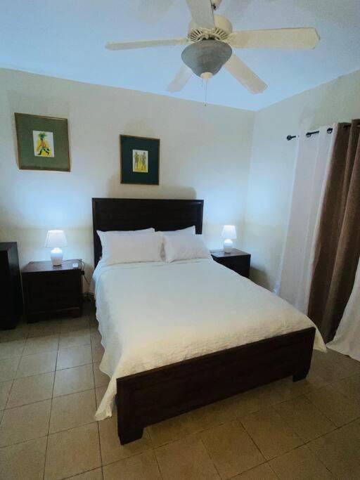 Club Caribbean Apartments ランアウェイ・ベイ エクステリア 写真