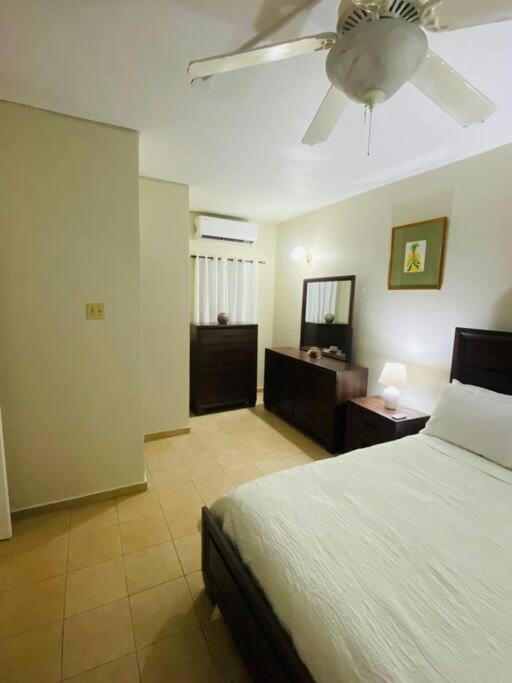 Club Caribbean Apartments ランアウェイ・ベイ エクステリア 写真