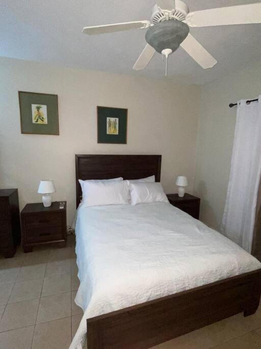 Club Caribbean Apartments ランアウェイ・ベイ エクステリア 写真