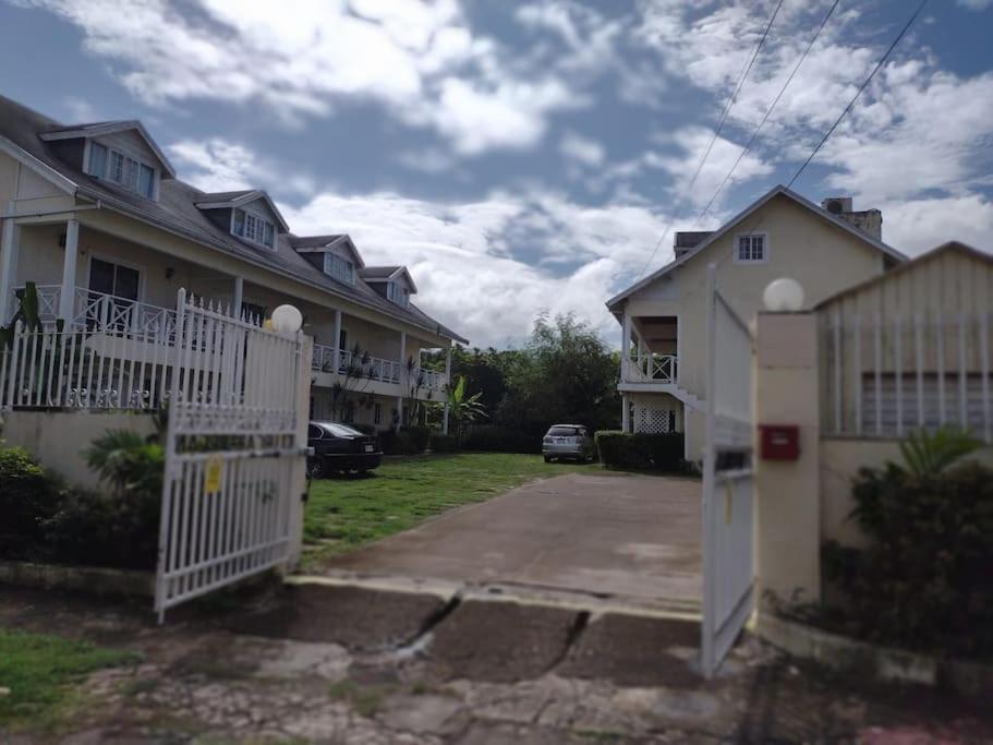 Club Caribbean Apartments ランアウェイ・ベイ エクステリア 写真