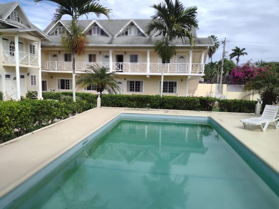 Club Caribbean Apartments ランアウェイ・ベイ エクステリア 写真
