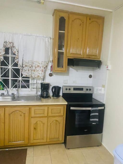 Club Caribbean Apartments ランアウェイ・ベイ エクステリア 写真