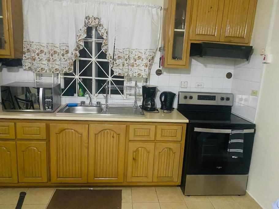 Club Caribbean Apartments ランアウェイ・ベイ エクステリア 写真